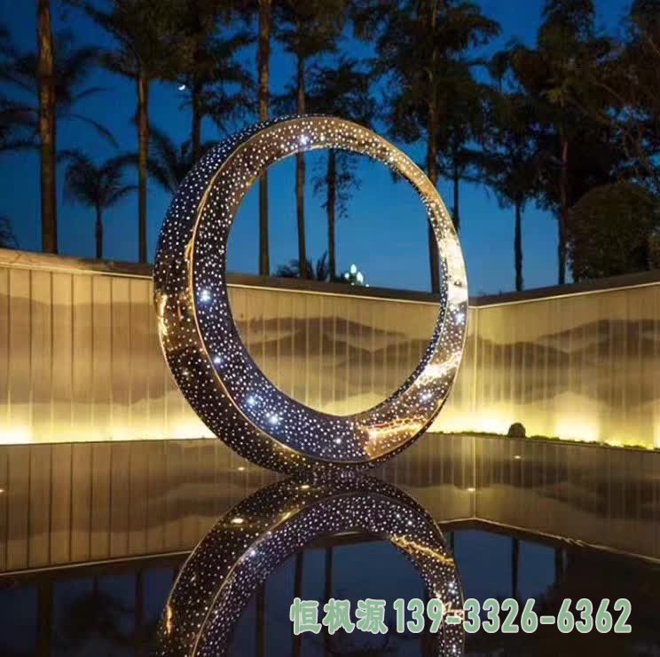 不锈钢灯饰景观倒影雕塑