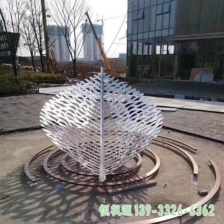 不锈钢镂空锻造树叶雕塑