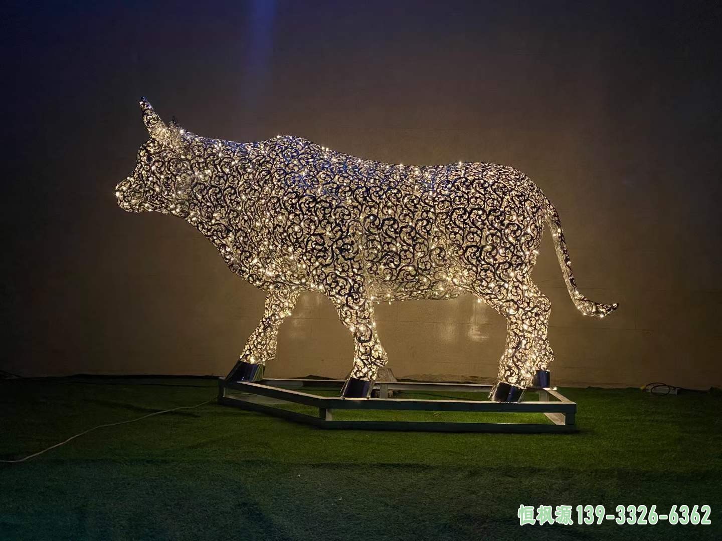 不锈钢发光牛雕塑