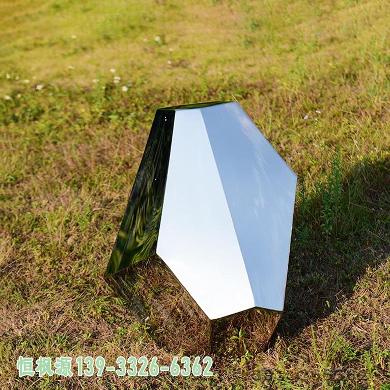 简约不锈钢块面石头雕塑 (1)
