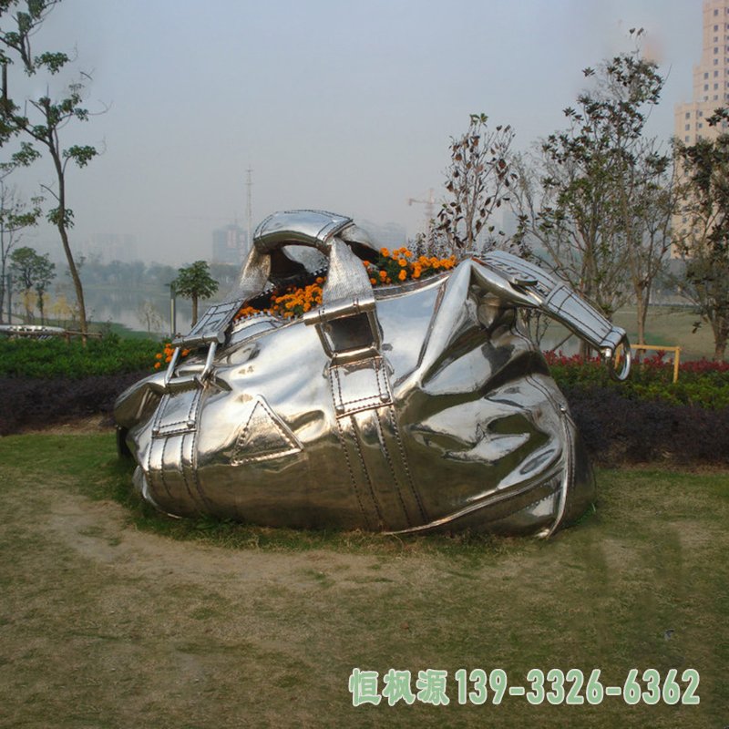 不锈钢手提包雕塑 (2)