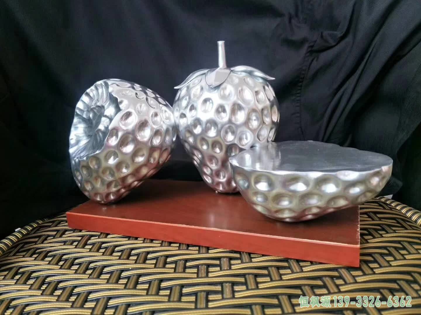 不锈钢草莓造型雕塑 (1)