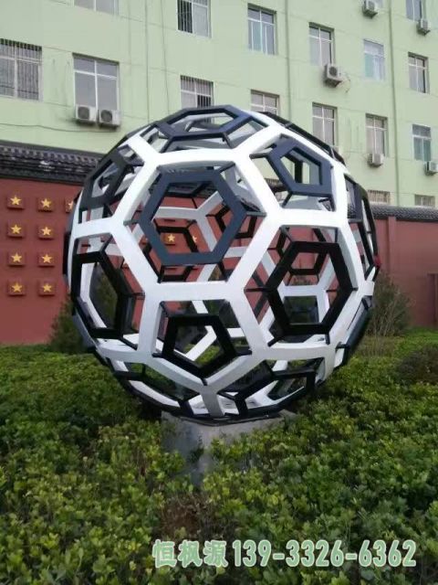 不锈钢校园足球雕塑