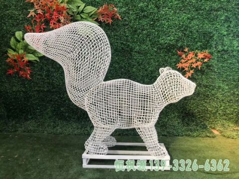 不锈钢镂空松鼠艺术雕塑