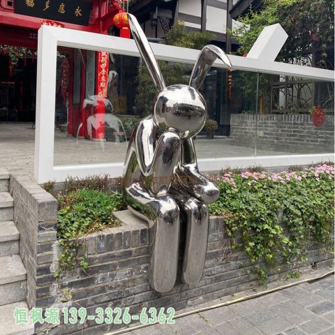 街边镜面兔子不锈钢雕塑