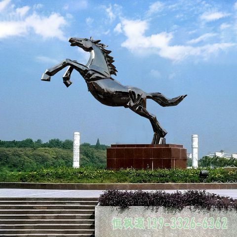 城市奔马不锈钢雕塑