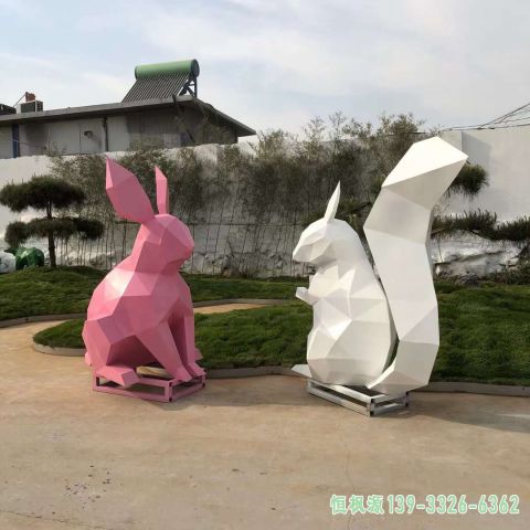 户外不锈钢几何松鼠雕塑 