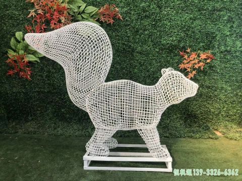 户外不锈钢镂空松鼠雕塑