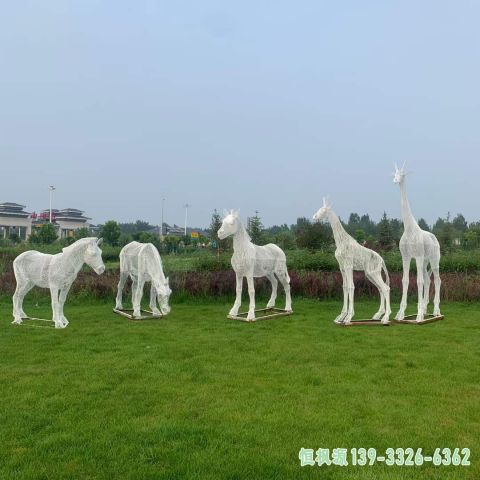 广场镂空马不锈钢雕塑